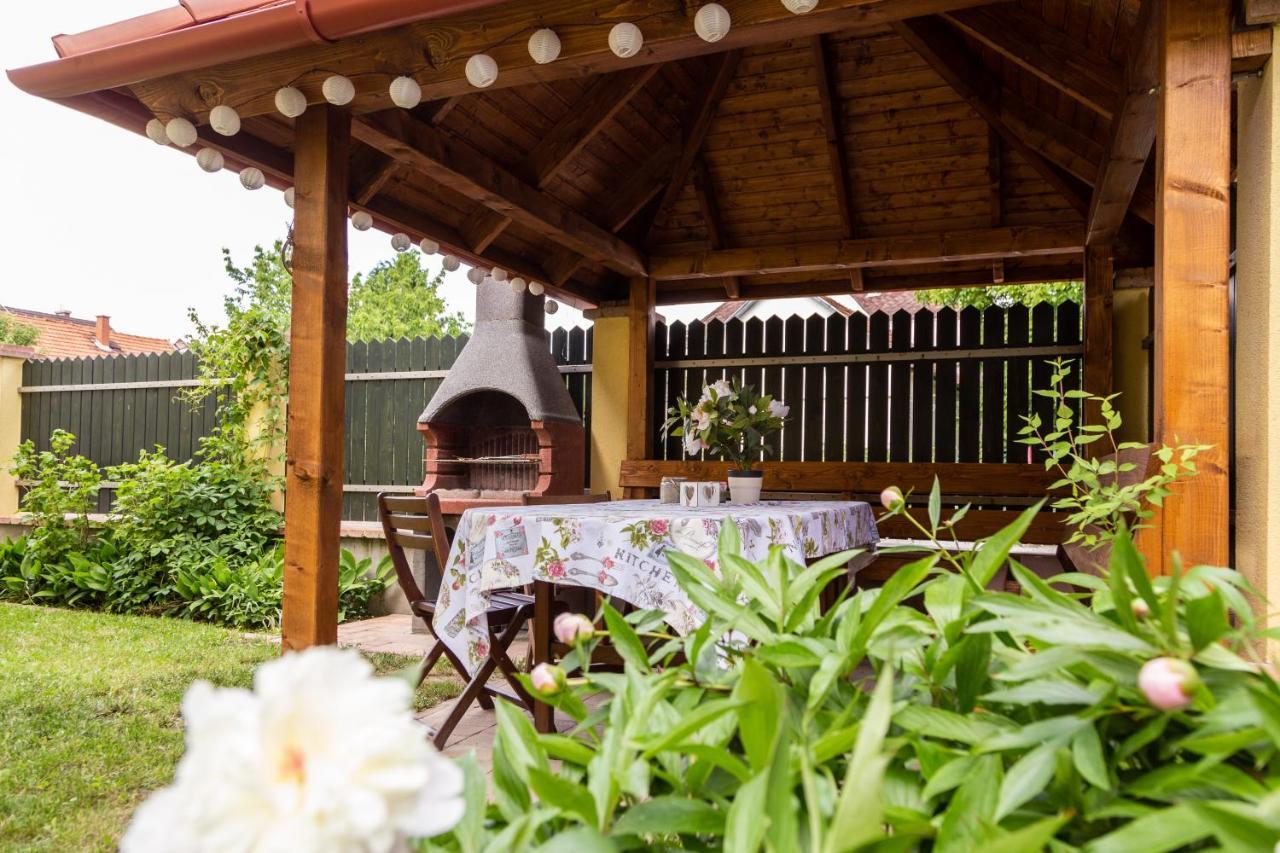 Vanilia Apartman Eger Buitenkant foto